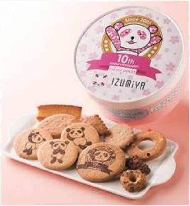 1階「泉屋」の「さくらパンダ10周年記念カップインクッキーズ」(1296円)