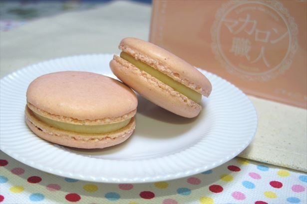 【写真を見る】桜の季節に合わせ新発売された「マカロン 桜」(200円)。職人が素材・製法・品質にこだわったスイーツだ