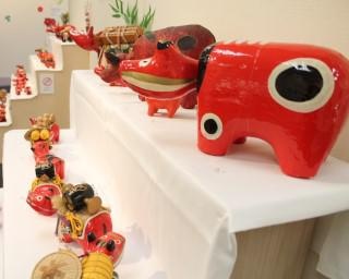 疫病の治癒を願う工芸品が一堂に、岩手県奥州市で「疫病退散！うしはく赤ベコ大集合」が開催中