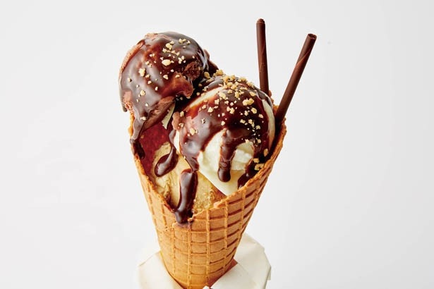 「アイスファクトリー」の「アイスクリーム(チョコレート・キャラメル・バニラ)・チョコレートトッピング」(790円)
