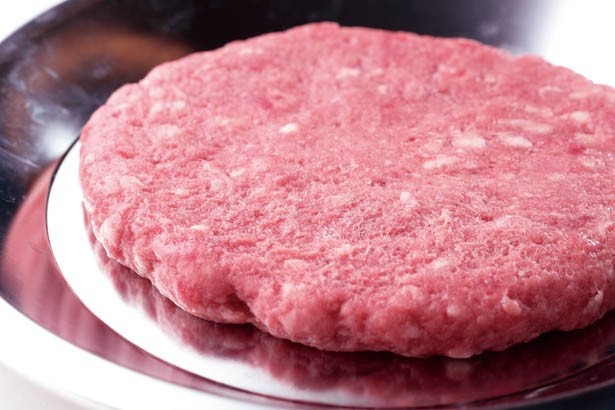 【写真を見る】「ブリックハウスバーガーズ」では、上質な赤身肉を中心に特別配合した100％ビーフのパティを使う