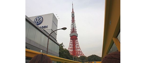 最終目的地の東京タワーへ。ここでは降車して展望台まで上がります。タワーのてっぺんまで見えてシャッターチャンス！