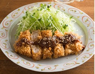 ハイボール1杯無料キャンペーンも！肉が自慢の居酒屋に期間限定“みそカツ”登場