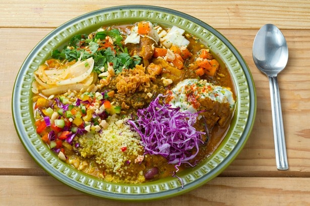 「スパイスカレー 大陸」（16年6/6オープン）の大陸カレー。豆、チキン、キーマの3種のカレーに、10種の副菜がアクセントを加える