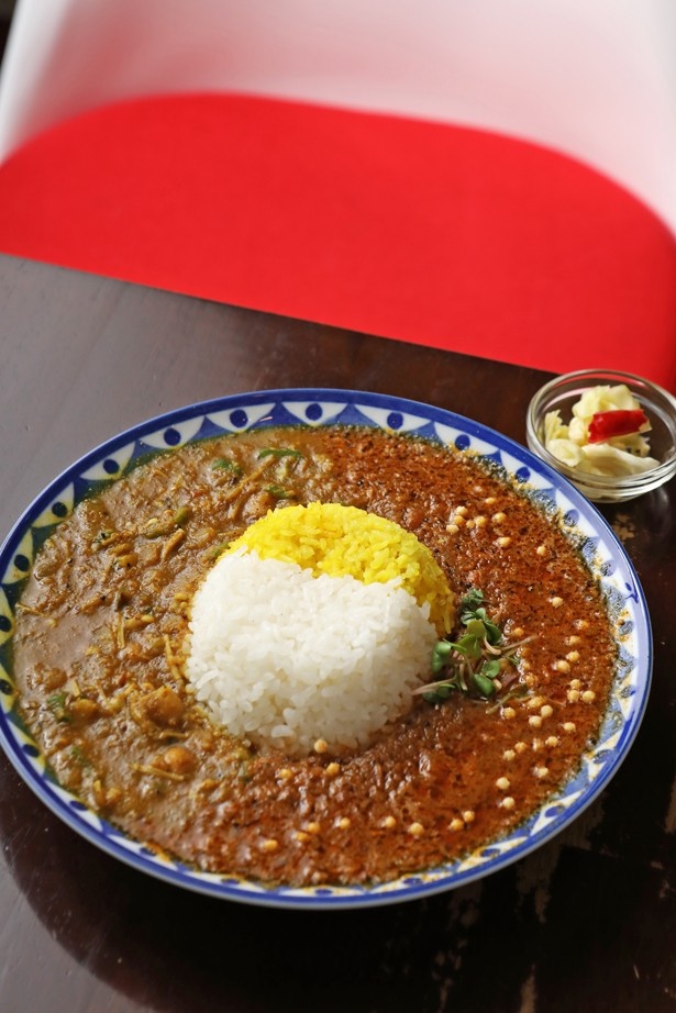 「バビルの塔」の干しエビのキーマ（肉カリー）とえのき茸とオクラ（豆カリー）のあいがけ。干しエビと小エビの風味が豊かな一皿