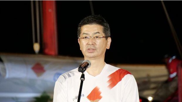 「遣唐使船」に乗船する聖火ランナー(第14番スロット走者)の小林充佳氏(西日本電信電話株式会社 代表取締役社長)