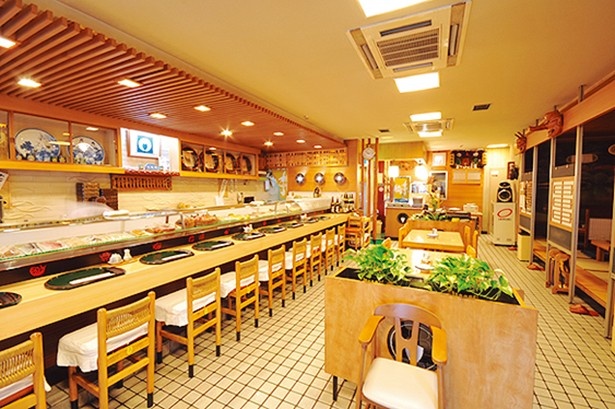 七福鮨/お得なランチ目当ての地元客で、広い店内が2Fまでにぎわう