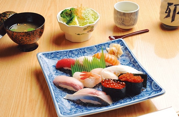 七福鮨/松　1,350円　季節によって変わる素材を味わいたい。お椀のほか、優しい味の茶碗蒸し、ドレッシングが絶妙なサラダ付き