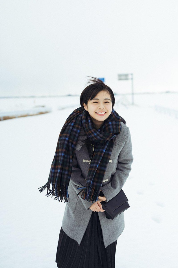 本間日陽1st写真集『ずっと、会いたかった』より先行カット。新潟の雪景色の中で輝く笑顔！