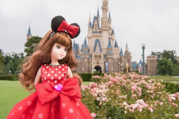 ミニーマウスをイメージした衣装を着たオシャレな女の子
