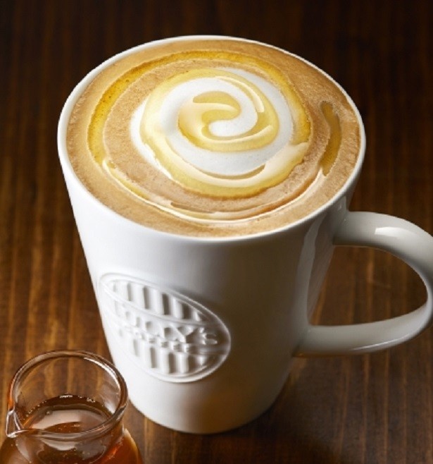 【写真を見る】タリーズコーヒーオリジナルの「タリーズハニー」を使った人気商品「ハニーミルクラテ」( Short410円、Tall460円、Grande510円)