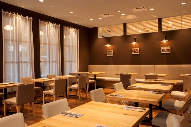 ゆったりとした店内は居心地抜群。家具もナチュラルなデザインで、ブランチからディナーまで楽しめる