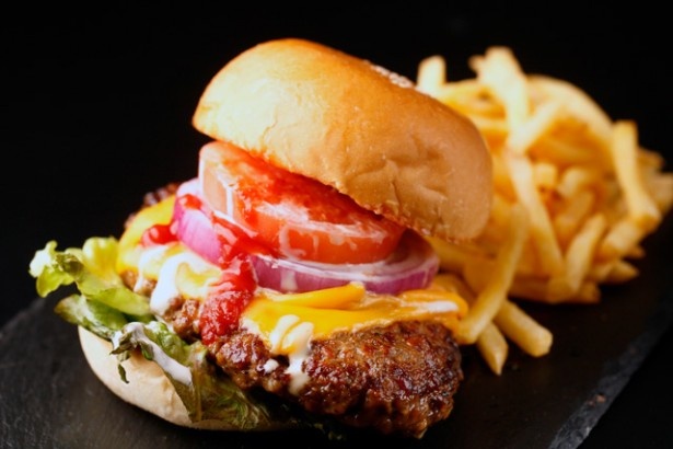 アラカルトでおすすめの「アメリカンチェダーの肉厚バーガー」(1700円・税抜き)