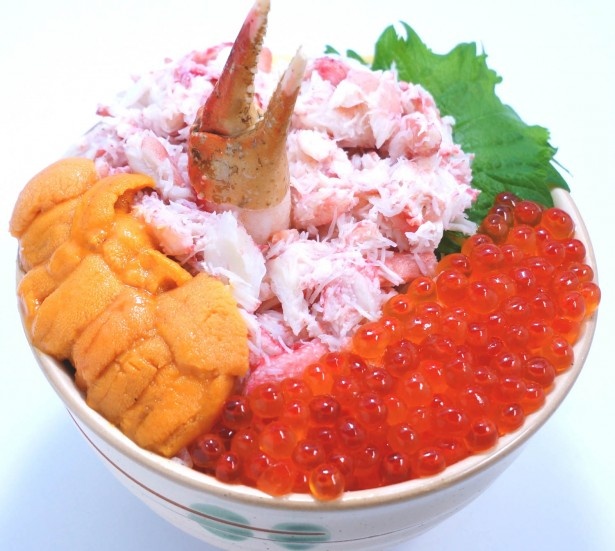 小樽三角市場「北のどんぶり屋 滝波食堂」の元祖わがまま丼(3品普通サイズ)