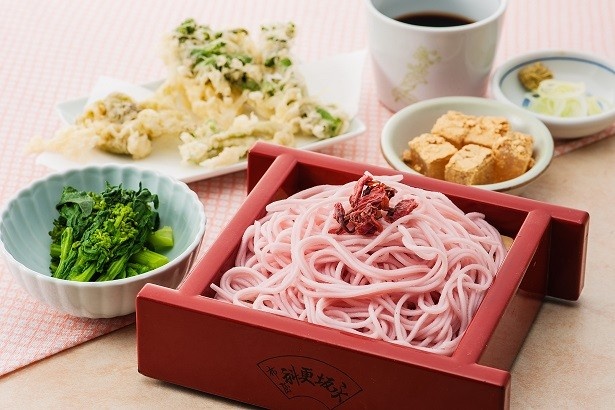 「永坂更科布屋兵衛」の「桜切り蕎麦と春野菜の天ぷら」(1512円)