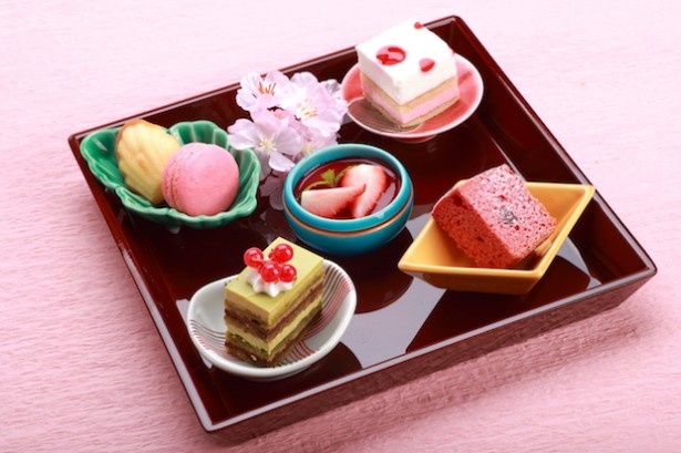 【写真を見る】特製フレンチコース「SAKURA」の「ピンクのデザート重箱」はイチゴなどの旬の食材を取り入れた春らしい鮮やかさが魅力