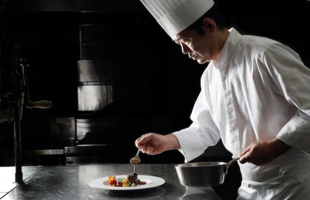 ミシュラン一ツ星の「ひらまつ パリ」や「ひらまつ(本店)」の料理長を経て2015年「ラ・スイート神戸オーシャンズガーデン」の料理長に就任した小笠原靖彦氏