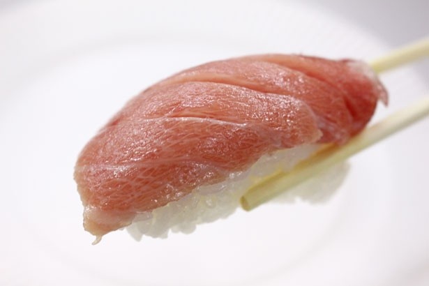 【写真を見る】大トロの上品な脂と旨味が口の中でとろける！