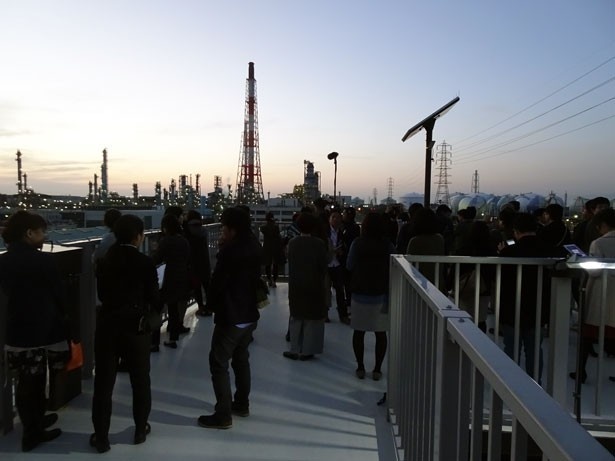 夕景から幻想的に輝きだす工場夜景へと移り変わる