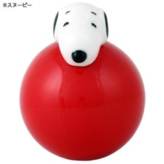 赤のボールに乗るスヌーピーは、お馴染みのドッグハウスに寝ているかのよう