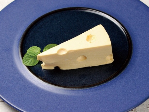 ふわふわ食感とチーズの濃厚な味わいが人気の「CHEESE！ CHEESE！ レアチーズケーキ」(税抜390円)