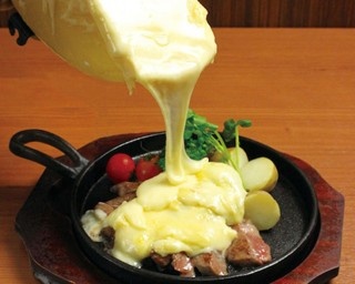 大人気ラクレットに本格シュラスコも！梅田で世界のチーズが味わえる！