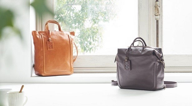 【写真を見る】「‘M’ 2way Backpack」(左：3万5640円)と「‘M’ 3way Backpack」(右：3万4560円)