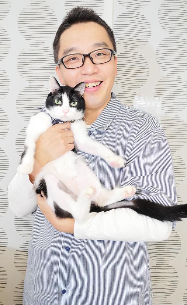 紙器設計士の木村昌孝さん。愛猫の虎太郎くんも開発にひと役買ったそう