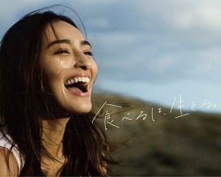 長谷川潤がへそチラ！ Tシャツをまくってアボカドを華麗にキャッチ