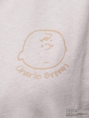 ベージュのワンポイントはチャーリー・ブラウン