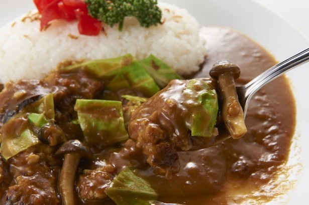 ディナータイムの新企画カレーキャンペーンは、「ディナーカレーALL1000円 生ビール付き(ソフトドリンク・ワインなども選択可)」を実施