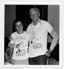 テニスモチーフのTシャツに身を包むシュルツ夫妻。1979年頃