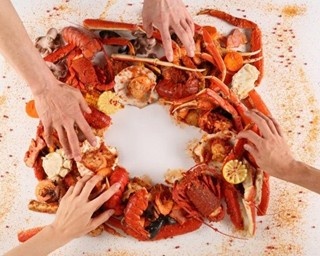 ちまちま食べるのはもう古い!?カニやエビを〇〇して食べるレストラン！