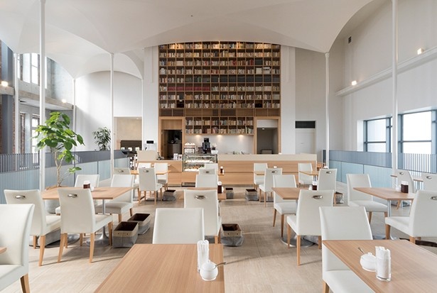 北菓楼/旧図書館を感じさせる大きな本棚が印象的にデザインされた喫茶スペース