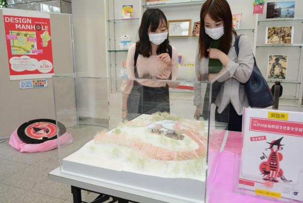 「(仮称)江戸川区角野栄子児童文学館」の完成予想図や模型を展示するパネル展