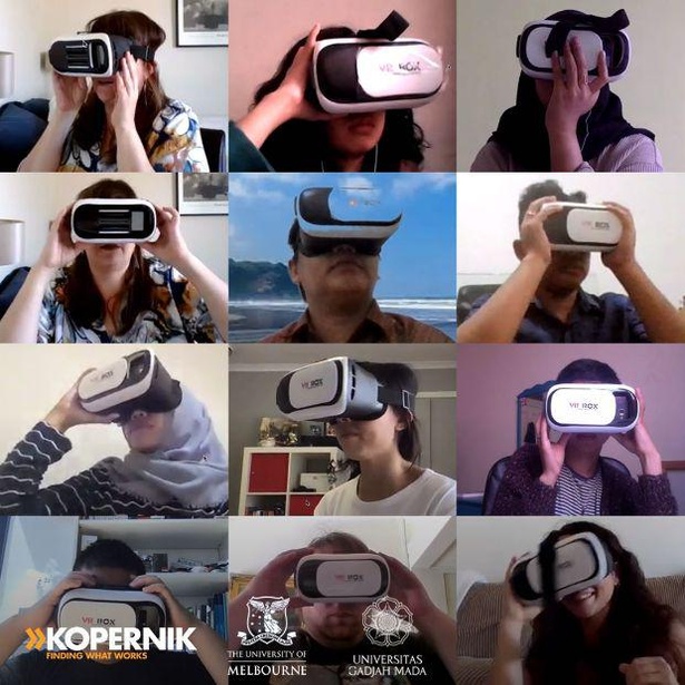 【写真】メルボルン大学とガジャ・マダ大学の学生が「VR for SDGs」の写真をVRゴーグルで見ながら、コペルニクから授業を受けている様子