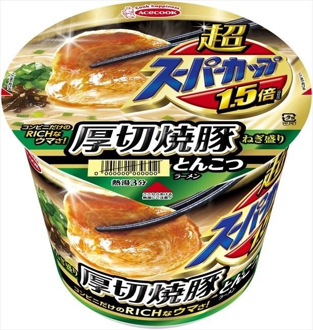 【写真を見る】 同じくエースコックより3月27日(月)から発売開始する「(コンビニ限定)超スーパーカップ1.5倍 厚切焼豚とんこつラーメン ねぎ盛り」(税抜205円)