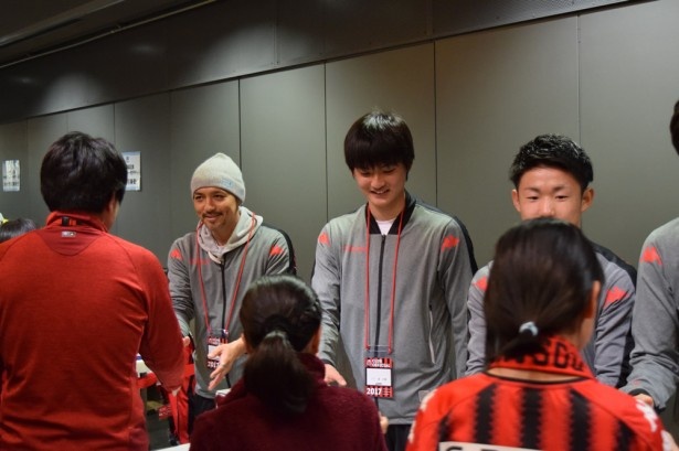 試合前には3.11の募金活動が行われ、小野伸二選手も登場。