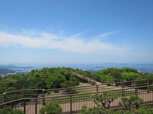 【写真を見る】14位にランクインした長崎県佐世保市にある「弓張岳展望台」。九十九島や佐世保市街を一望できる