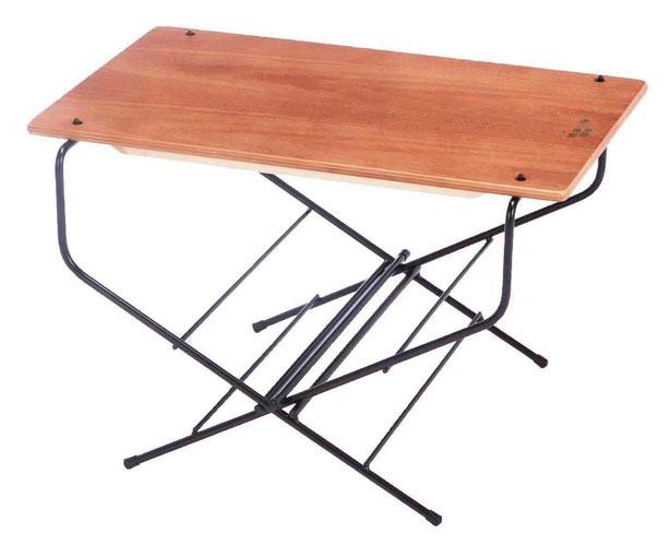 フレームが焚き火用の薪置きを担うウッドテーブル。ウォータージャグやクーラーボックス置き場、サイドテーブルとして使える