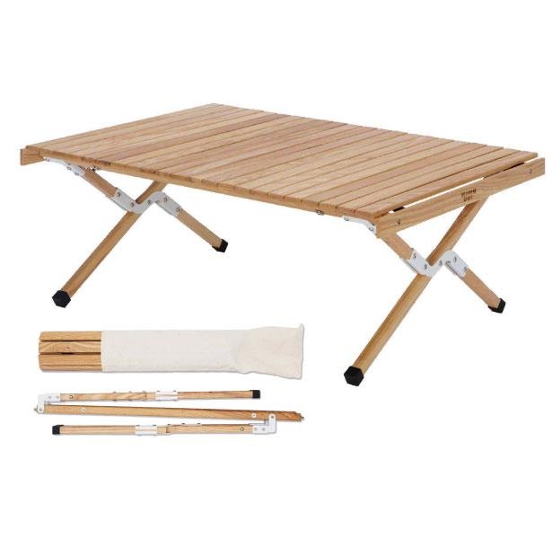 天然木で作られた、ナチュラルなロースタイルウッドテーブル。100×70センチあり、天板をロールアップしてコンパクトに収納できる