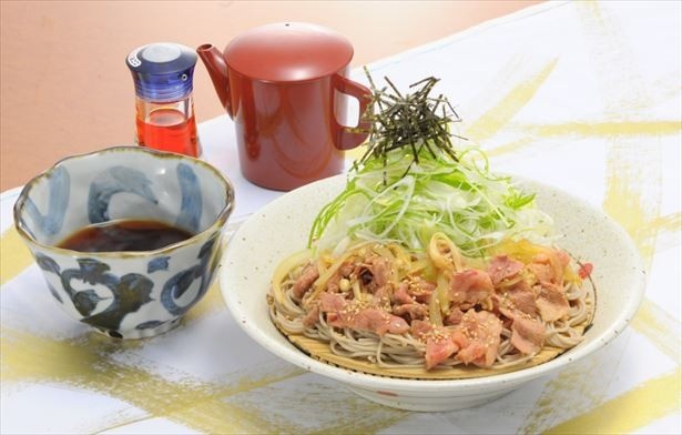 【写真を見る】「和食麺処サガミ×キラりん滋賀」コラボメニューの「近江牛の肉ねぎそば」(税抜1600円)
