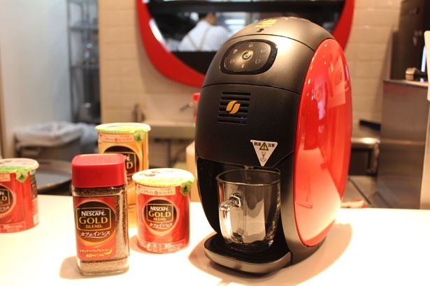 「ネスカフェ ゴールドブレンド カフェインレス」は、自然の水だけを使用する独自の製法で、カフェインを97%カット