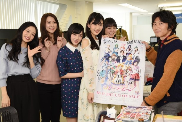 サイン入りのポスターも贈呈