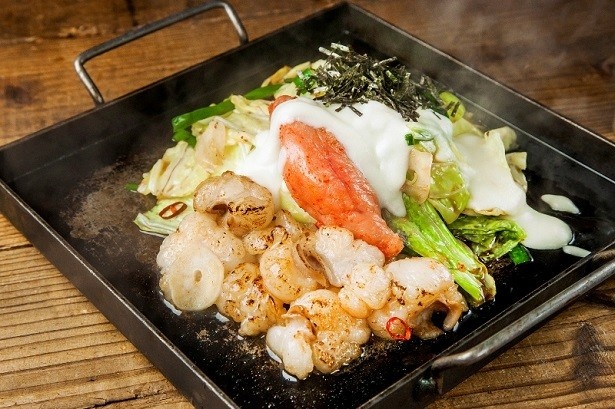 【写真を見る】「大トロホルモンの明太チーズ焼き」(1人前580円)