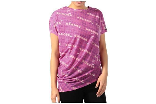 上質で着心地が良い「Snoopy Yoga loose tee Checkered Printed ヨガルーズTシャツ(ピンクキューブ)」(1万890円)