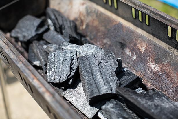 炭は火消し壺などで消火すれば、火付きのいい「消し炭」として再利用できる。次回のキャンプやBBQで重宝するので、捨てるのはもったいない