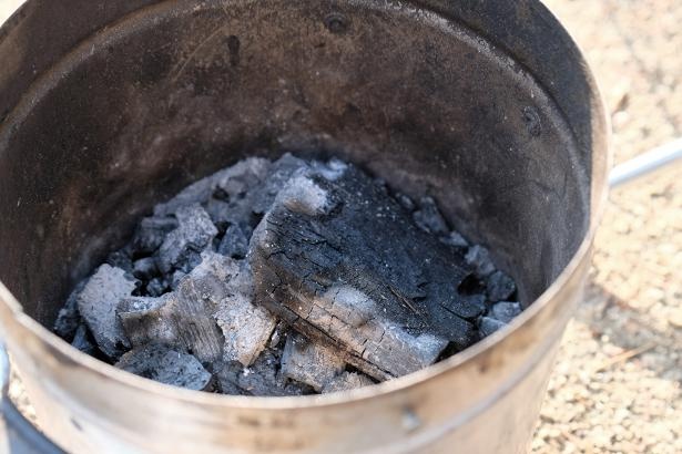 灰捨て場に火種を捨てるのはやめよう。火消し壺などを持っていると便利