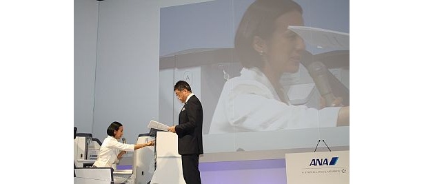 記者会見では中村江里子さんが司会を担当。ビジネスクラスのシートを体験した。写真はタッチパネルで料理を注文しているところ