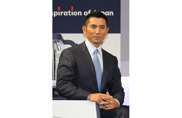 新ブランドのイメージキャラクターになった本木雅弘さんも、記者会見に登場した